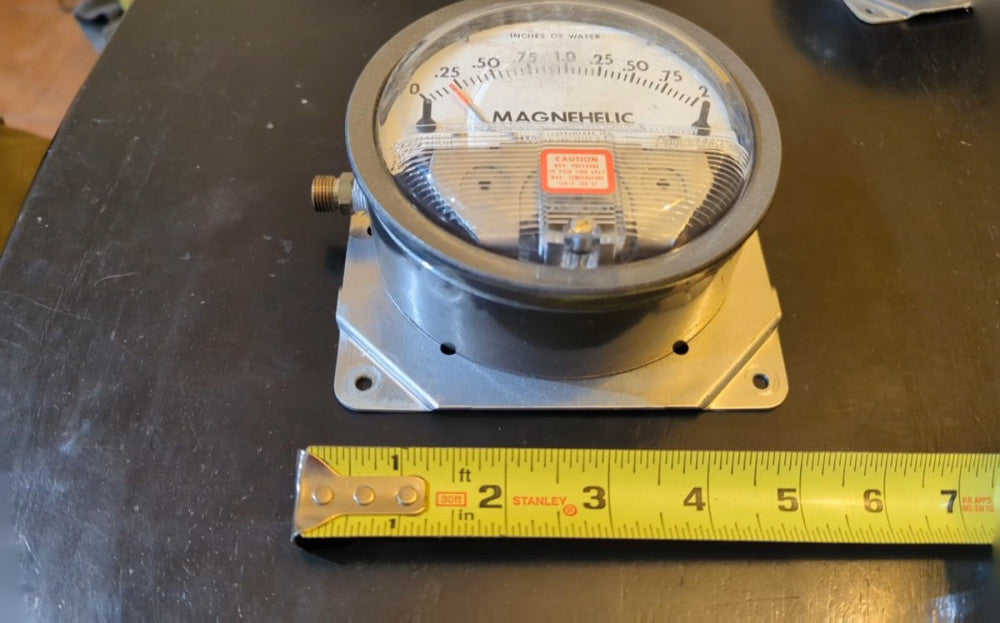 (1) Dwyer Magnehelic 2002C Differential Pressure Gauge 15 PSIG 2" H2O