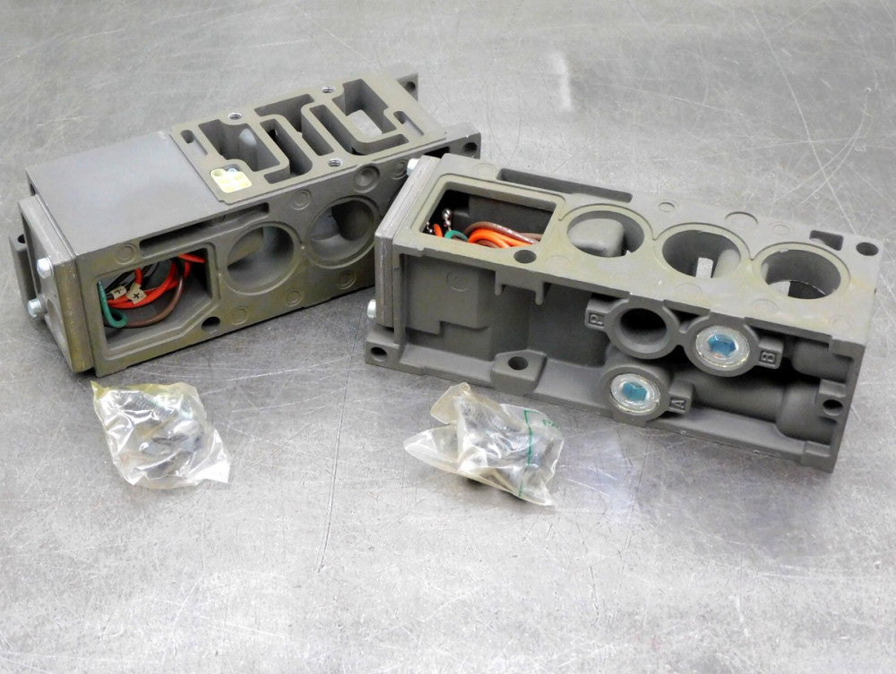 Numatics 239-220 Compact Valve Manifold Block 1/2 NPT Lot of Two (2)