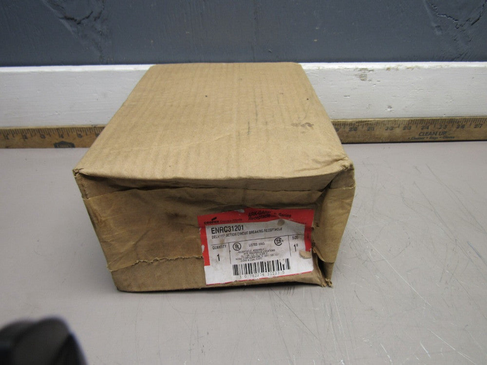 COOPER CROUSE HINDS ARKTITE RECEPTACLE ENRC31201 ,20A,125VAC,NIB! MAKE OFFER!