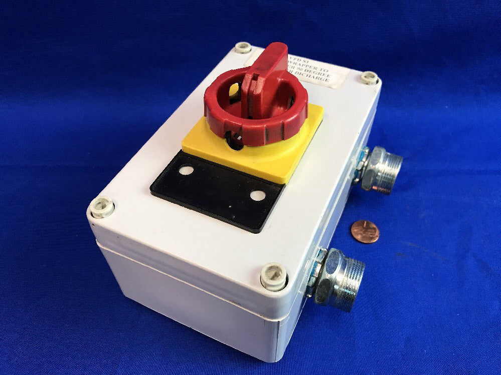SQUARE D 9421 V1 DISCONNECT SWITCH 32A W/ 9421-VZ7 AUX. CONTACT & ENCLOSURE