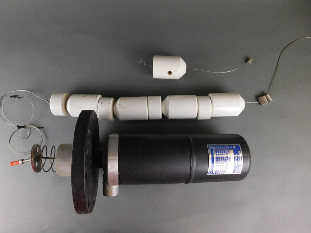 Magnetrol C10-1H2A-NCF Liquid Level Switch w/ Porcelain Displacers - NEW Surp...