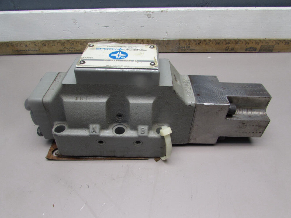VICKERS DG3S4 062A 51 , HYDRAULIC DIRECTIONAL VALVE, NOS! MAKE OFFER!