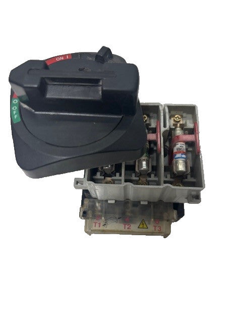 ALLEN BRADLEY FUSED DISCONNECT SWITCH 194R-NC030P3 WITH OPERATOR HANDLE 194R-HS4