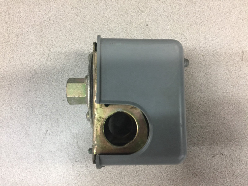 NEW NO BOX SQUARE D PRESSURE SWITCH 20-40PSI 9013  FSG2S26