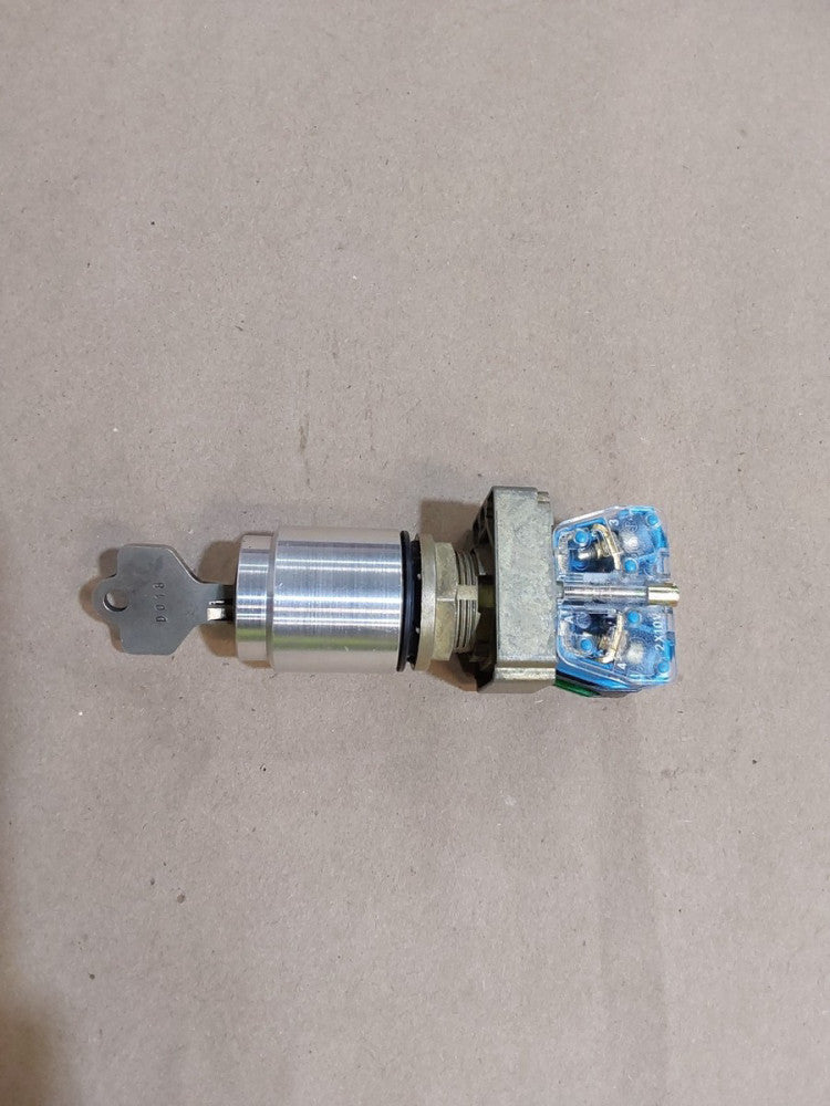 ALLEN BRADLEY LOCKING KEY SWITCH W/ 2X10 AND 2X10V CONTACTS
