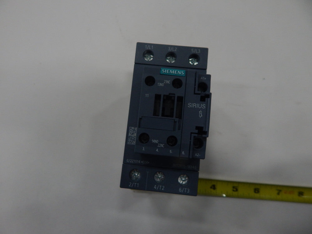SIEMENS 3RT2035-1KB40 / 3RT20351KB40 (NEW IN BOX)