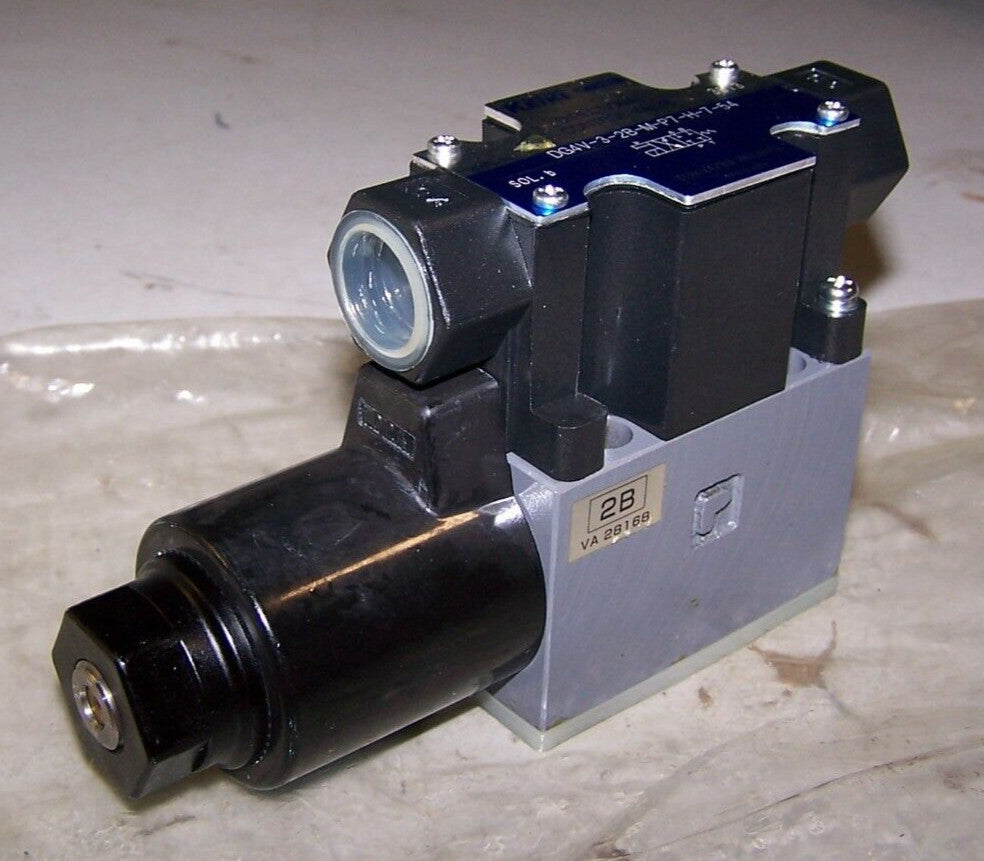 NEW TOKYO KEIKI DIRECTIONAL CONTROL VALVE 1/2" NPT  DG4V-3-2B-M-P7-H-7-54