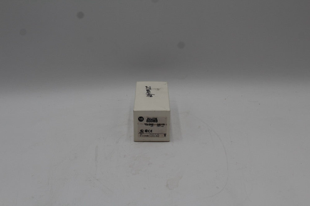 Allen-Bradley 800MB-CA1BS Small Square Push Button