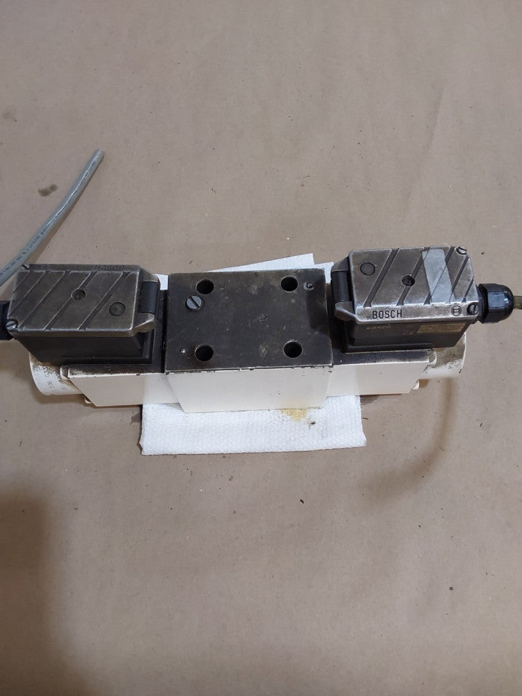 BOSCH 0 811 405 143 Directional Valve 0 831 006 033