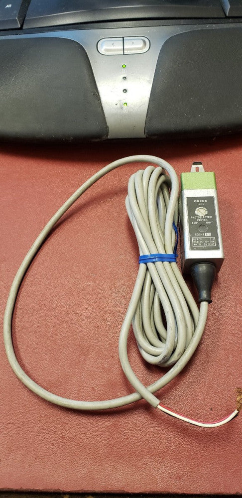 NEW OMRON E3S-XE1 PHOTOELECTRIC SWITCH 12-24VDC ( B1-5A)