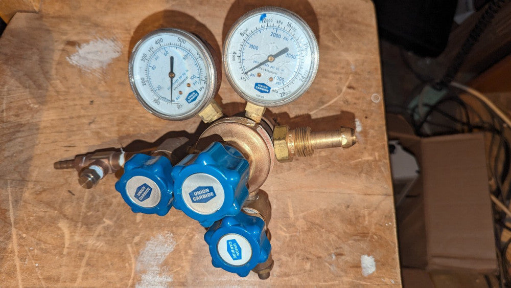Union Carbide UPE-3-75-580 Regulator w/Fittings
