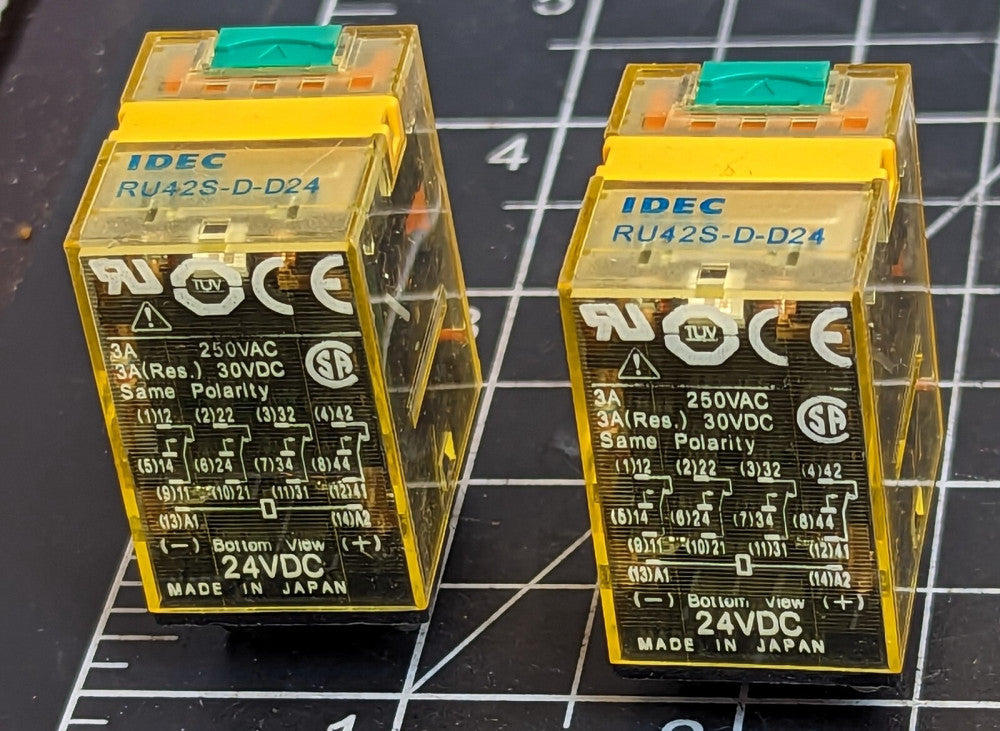 (2) RU42S-D-D24 - IDEC Relay 4PDT Bifurcated / LED Momentary CB DC24V Coil [OF42