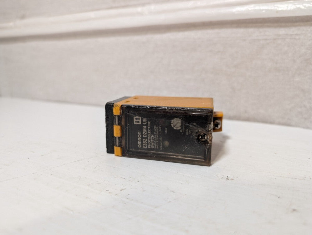 Omron E3B2-D2M4-US Photoelectric Switch Sensor