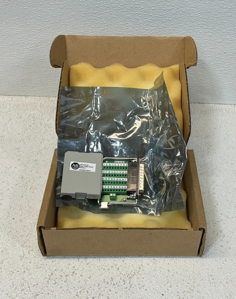 Allen-Bradley 2090-U3BB2-DM44 SER A Breakout Board