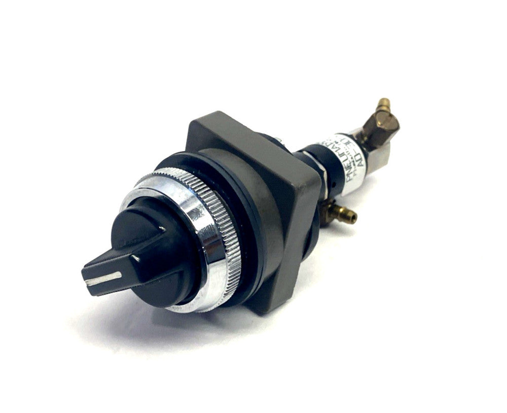 Pneumadyne A0-30-2 3-Way Pneumatic Control Valve w/ IDEC ASN Operator Knob