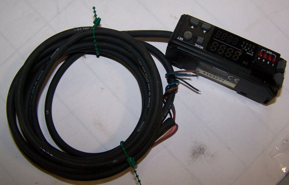 KEYENCE CORP 24 VDC AMPLIFIER UNIT MODEL NO. CZ-V21