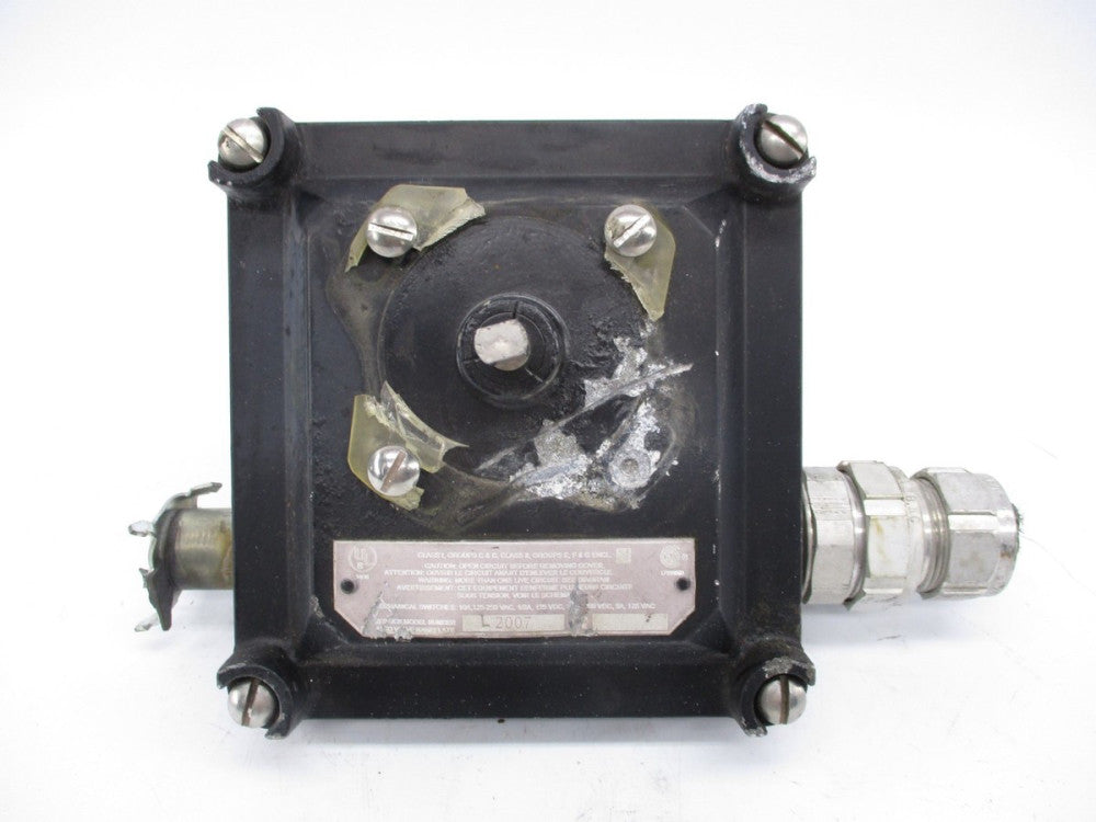 SWITCH L2007 (AS PICTURED) UNMP