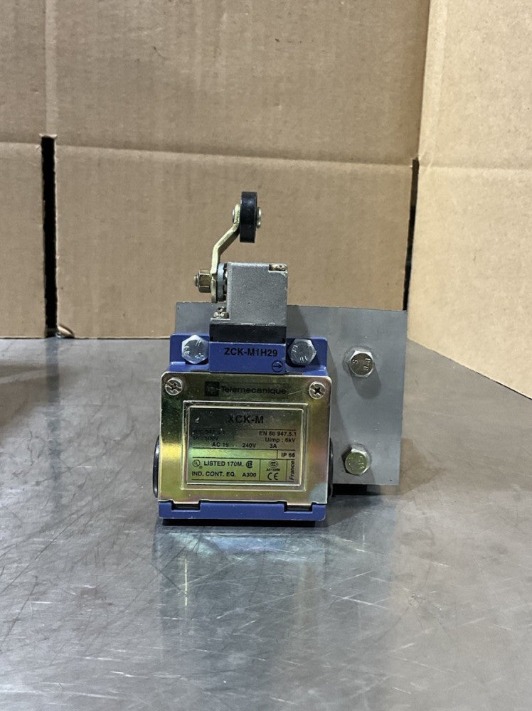 TELEMECANIQUE XCK-M POSITION SWITCH LIMIT SWITCH XCK-M  WITH ROLLER ZCK-D15