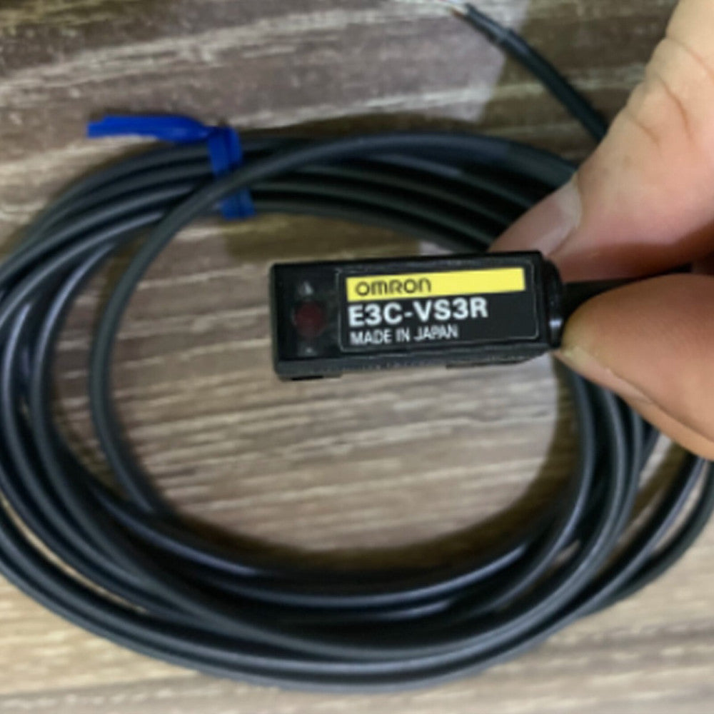One Omron Automation and Safety E3C-VS3R Fiber Optic Photoelectric Sensor Switch