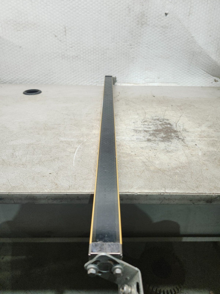 USED OMRON SAFETY LIGHT CURTIAN EMMITTER F3SN-A0742P25-D