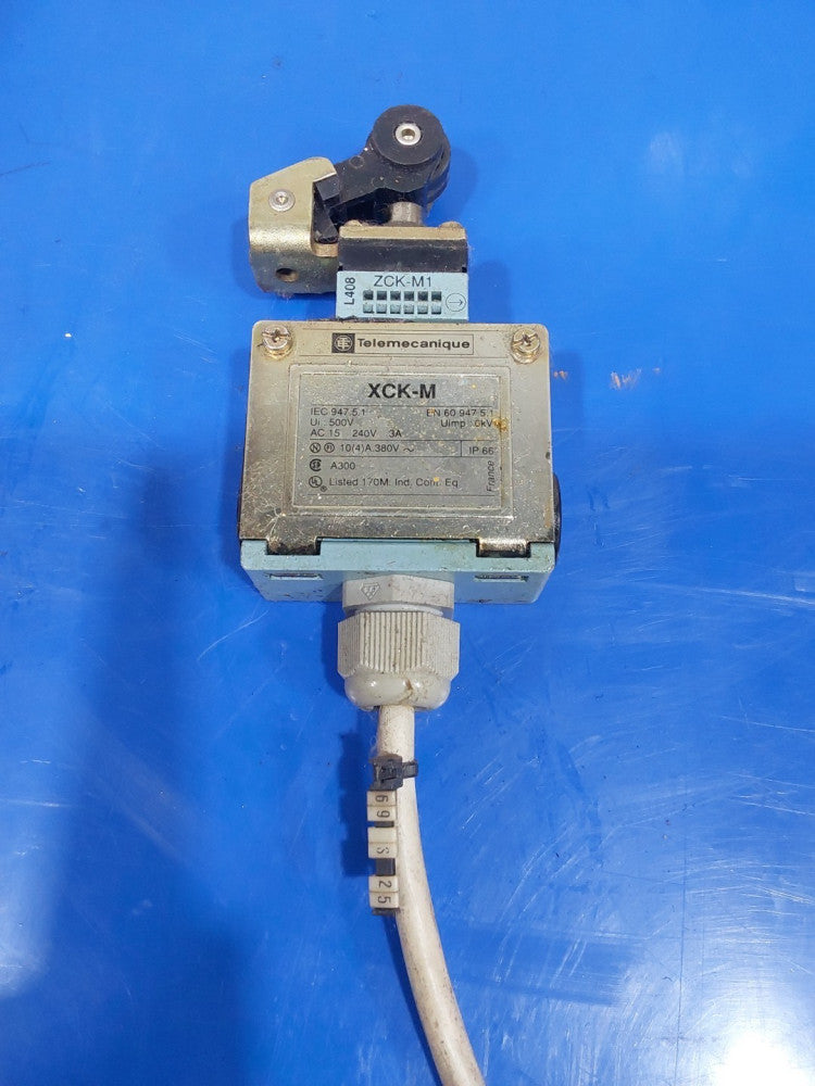 TELEMECANIQUE XCK-M POSITION SWITCH LIMIT SWITCH XCK-M  WITH ROLLER ZCK-D21