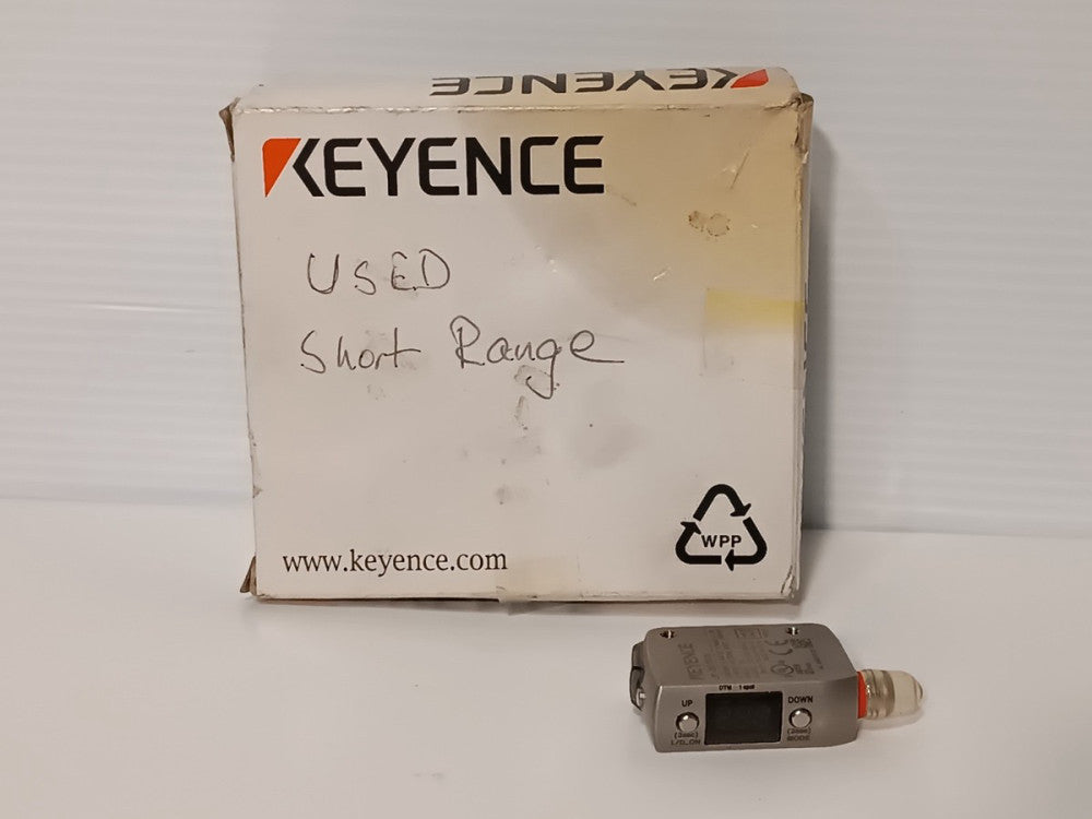 Keyence LR-ZB100CN Self-Contained CMOS Laser Sensor 10-30VDC 450mW