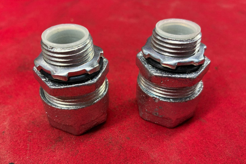 UNBRANDED 1/2" STRAIN RELIEF CONNECTORS OVERALL LENGTH: 1-3/4" (LOT OF 2)