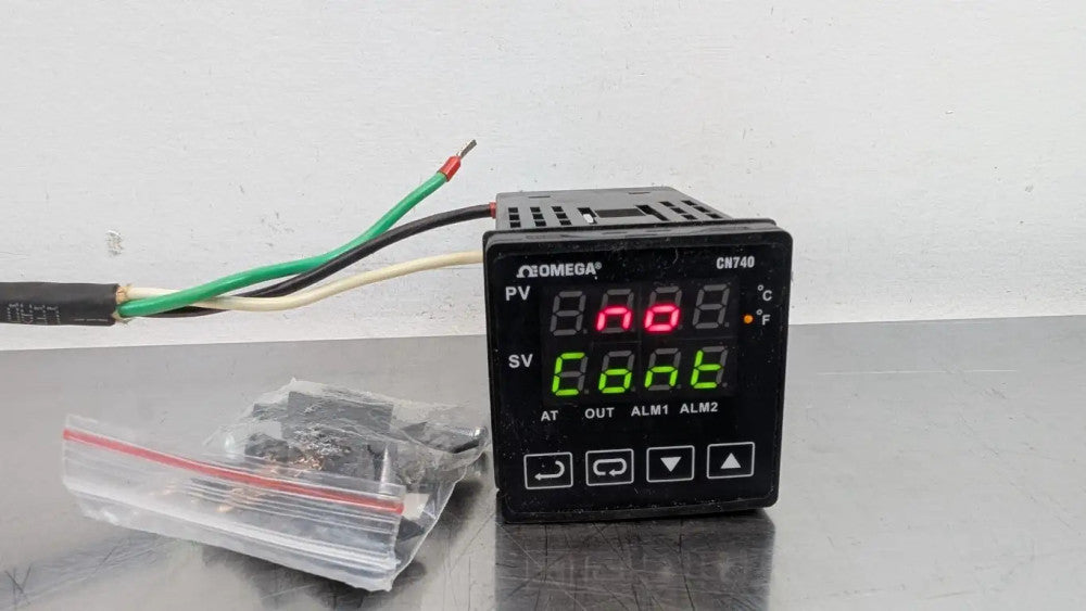 Omega CN743 Temperature Controller CN740 100-240VAC 5A