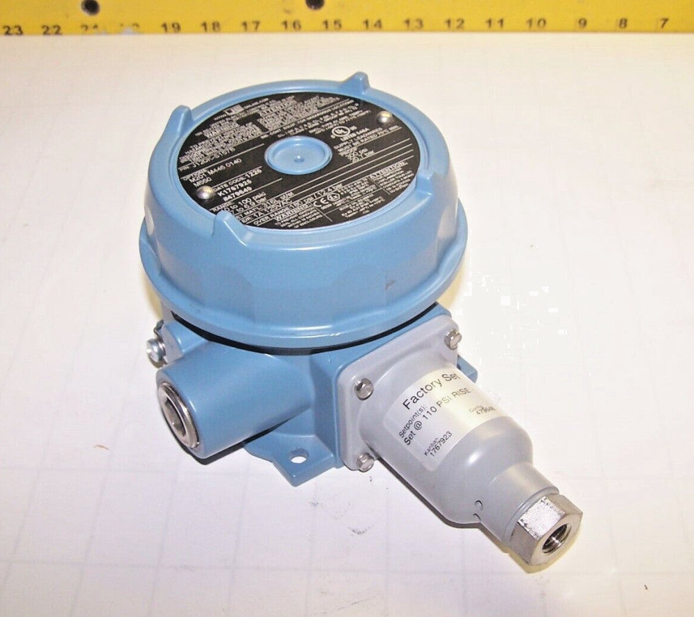 UNITED ELECTRIC PRESSURE SWITCH RANGE 10 - 100 PSID / 0.7 - 6.9 BAR  J120K-S157B