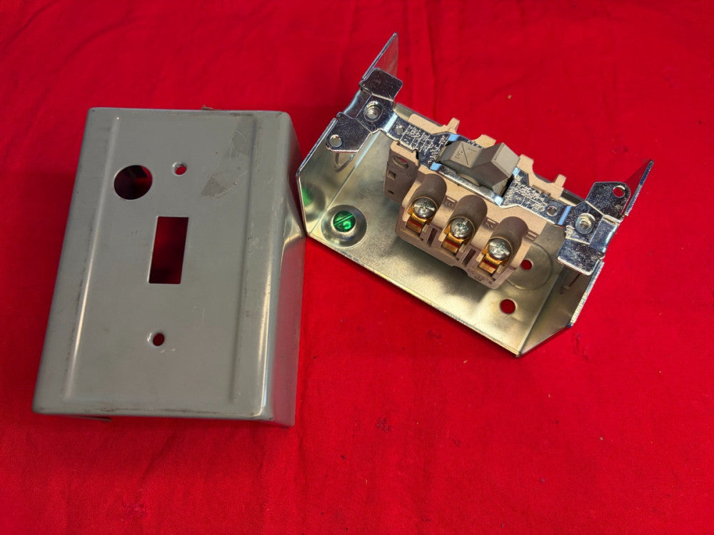 SQUARE D MANUAL MOTOR STARTER SWITCH 2510 KO2 30A 600VAC ON/ OFF