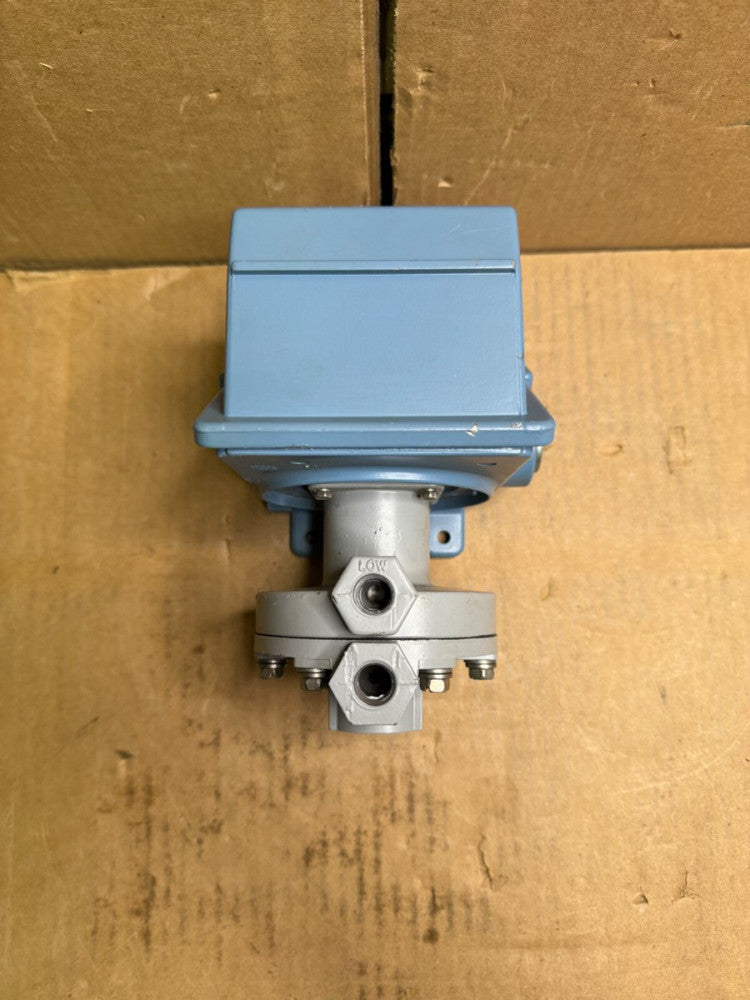 UNITED ELECTRIC H400K-457 DIFFERIENTIAL PRESSURE SWITCH, 480-VAC, MAKE OFFER!