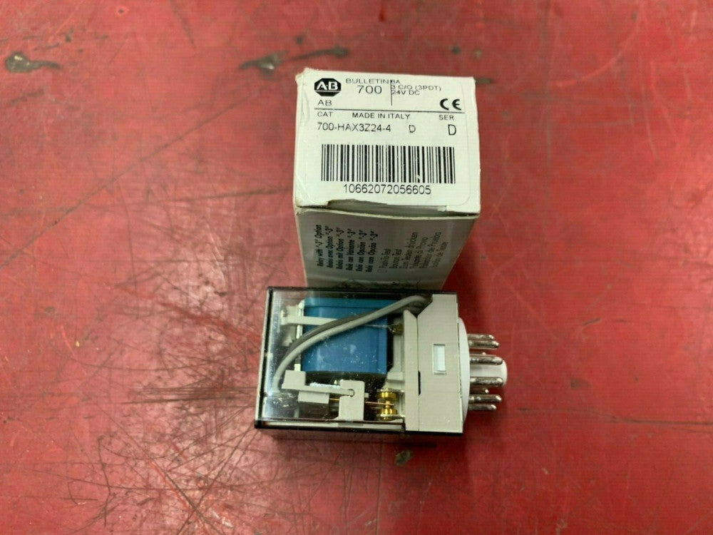 NEW IN BOX  ALLEN BRADLEY 700-HAX3Z24-4 SERIES D