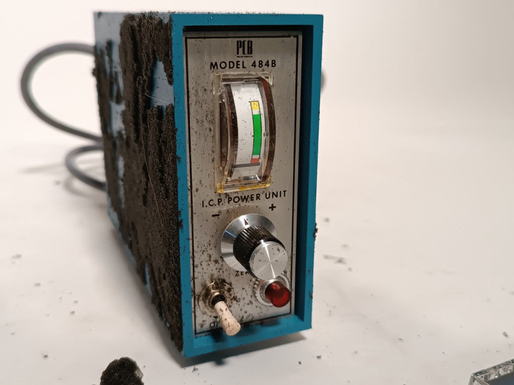 PCB Piezotronics 484B I.C.P. Power Unit, Hard Case & Power Cord, as shown