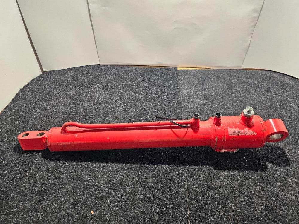 442.581 HYDRAULIC CYLINDER Welded 28" Retracted x 2.74 OD x 33.4mm Rod