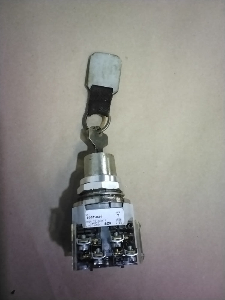 Allen-Bradley 800T-H31 Selector Switch W/800T-XA With Key