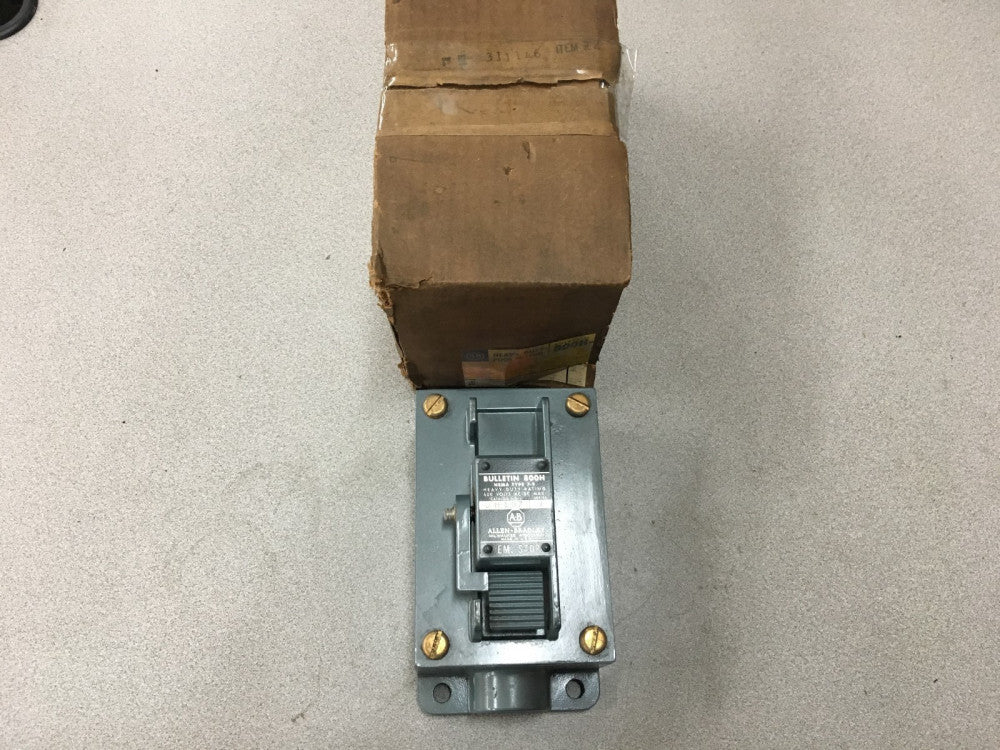 NEW IN BOX ALLEN-BRADLEY HEAVY DUTY PUSH BUTTON STATION 800H-1HX7 SERIES M