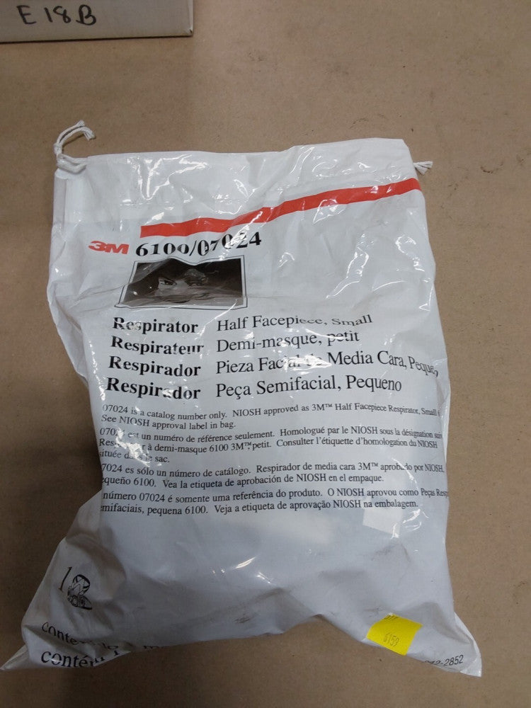 3M Half Facepiece Reusable Respirator Size Small 6100/07024