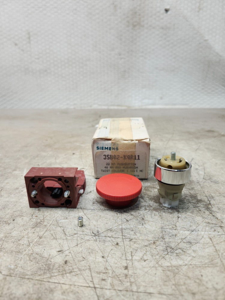 NEW IN BOX SIEMENS PUSHBUTTON TWIST RELEASE 3SB02-K4R11