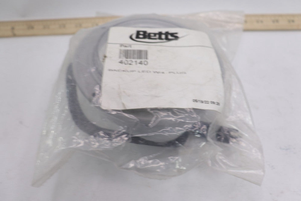 Betts LED Backup w/ 4" Plug 402140