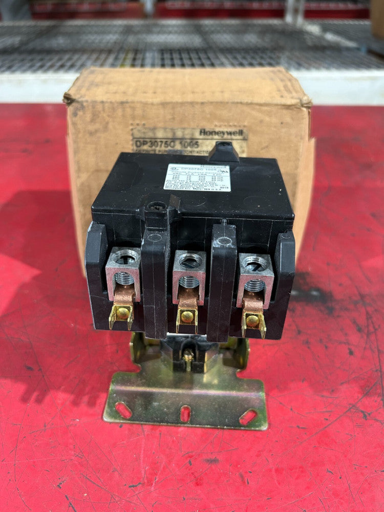 NEW IN BOX HONEYWELL CONTACTOR DP3075C 1005