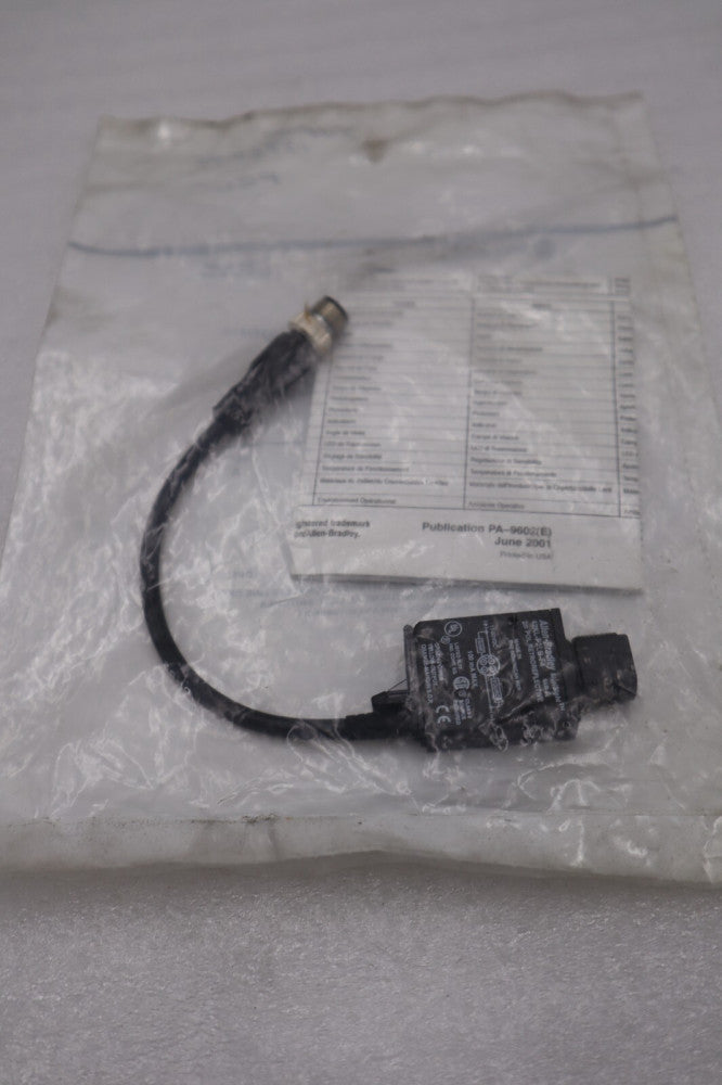 NEW ALLEN BRADLEY 42KL-P2LB-F4 RETROREFLECTIVE SENSOR STOCK H150A