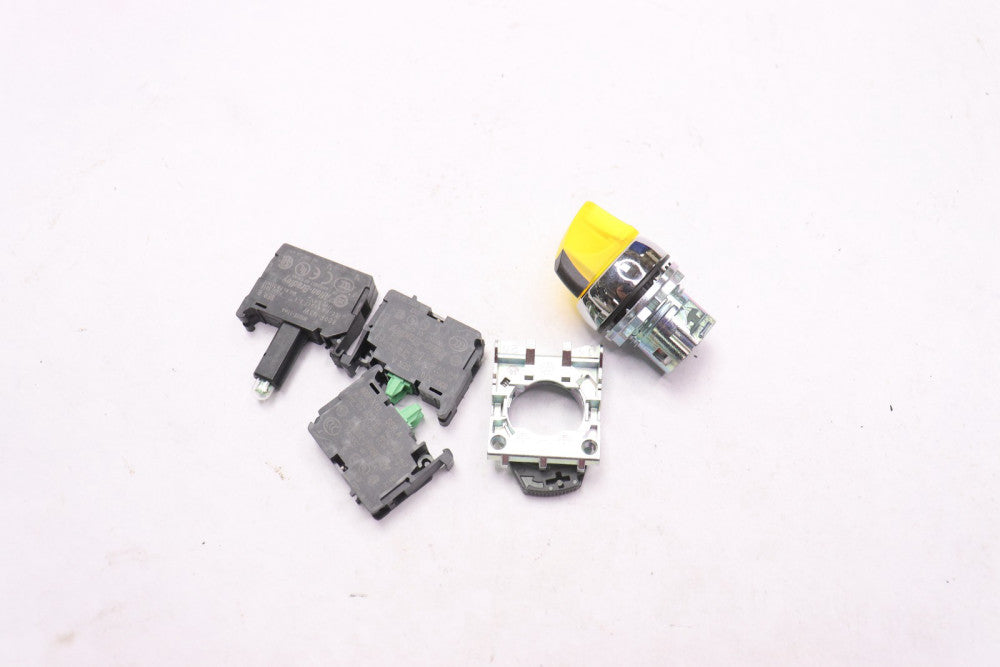 Rockwell 3-Position Illuminated Selector Switch 24 V AC/DC800FM-LSM35NMN3WX20