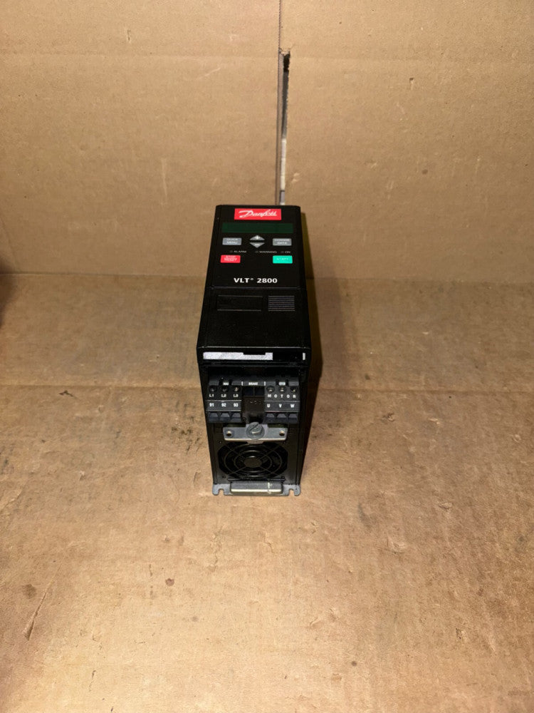 DANFOSS VLT2807PT4B20SBR0DBF10A00 VARIABLE FREQUENCY DRIVE, 380-480 VAC, USED!