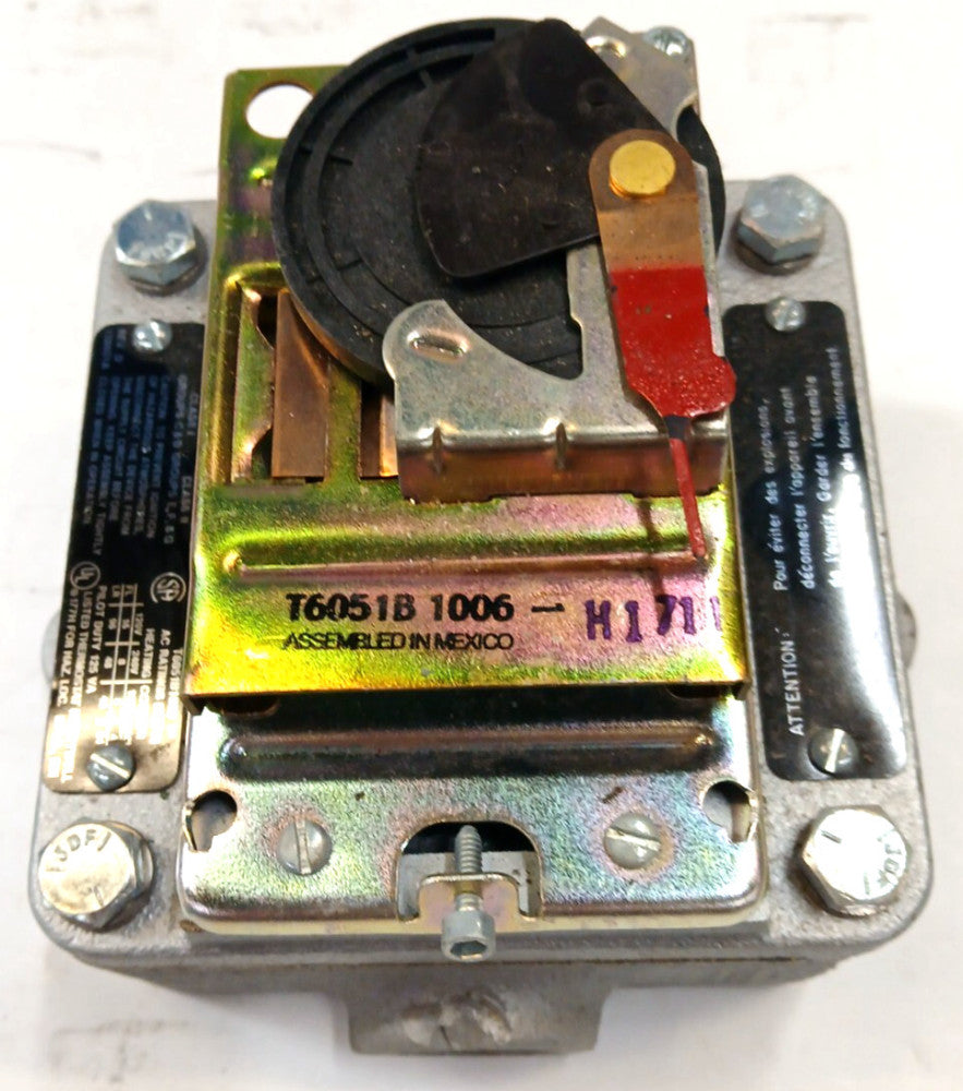 HONEYWELL T6051B EXPLOSION PROOF HEAVY DUTY THERMOSTAT HEAT/COOL 120/240V