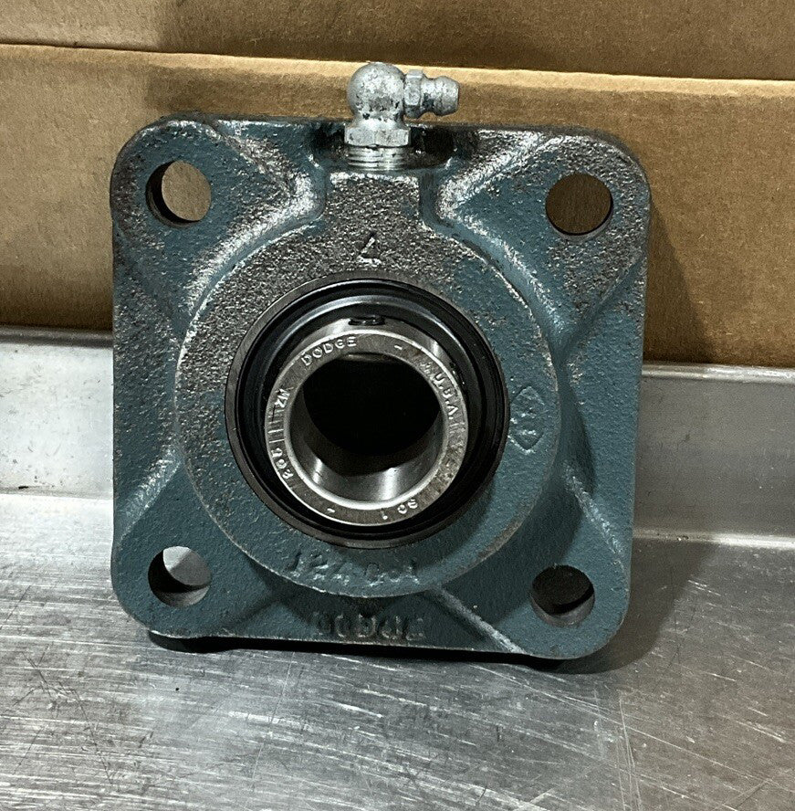 NOS DODGE 124061 4-bolt Flange bearing 1" Dodge So 1 205 Zw