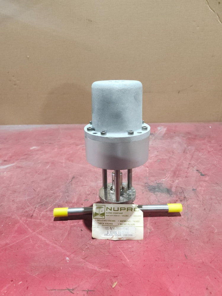 NEW IN BAG NUPRO HELIUM LEAK CHECK VALVE SS-8BK-TSW-93NC