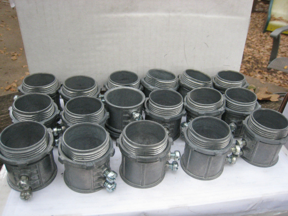 Box of 17 yes 17  1-1/4" Bridgeport 233-DC EMT Conduit Connectors Set Screw Type