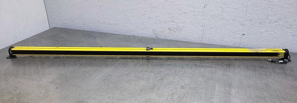 Banner EZ Screen SLSE30-1500P8 1500mm Defined Area 0.1-18m Range 24 Vdc Used
