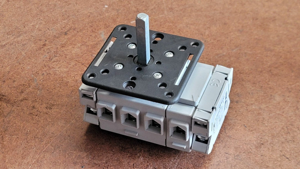 Siemens 3LD2203-0TK51 Disconnect Switch w/ x2 3LD9200-5B Auxiliary Contact Block