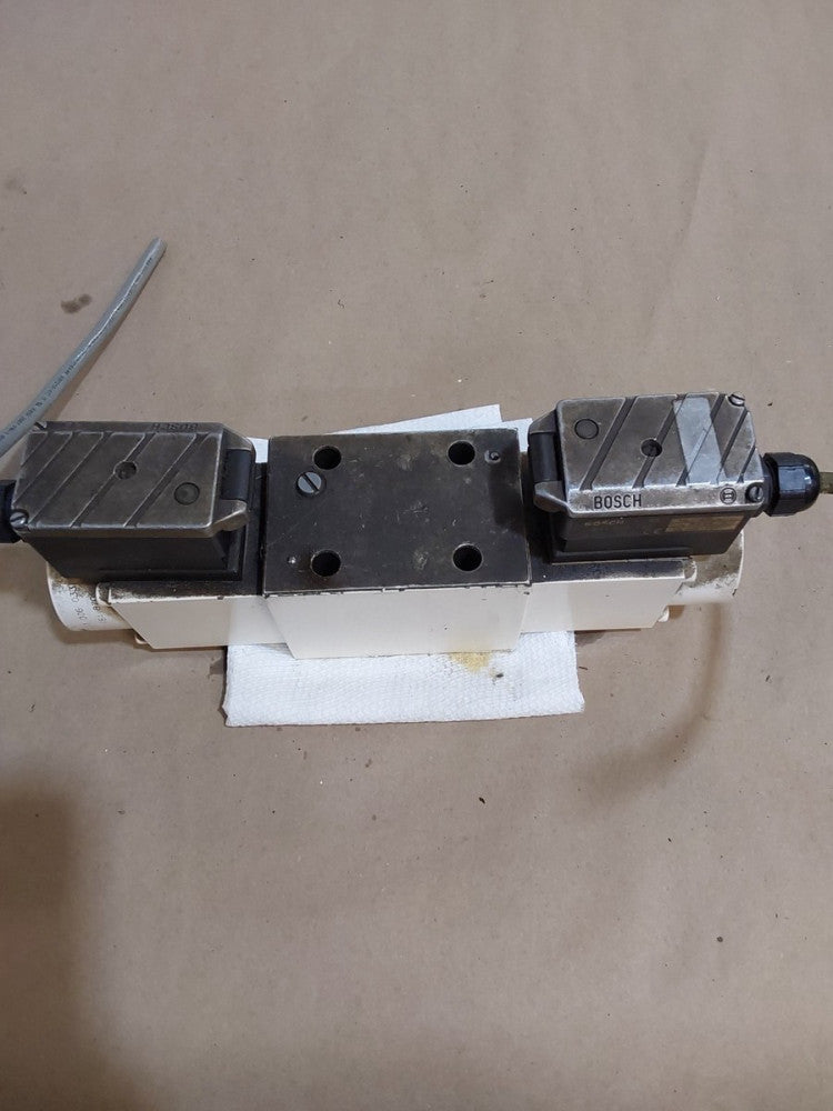 BOSCH 0 811 405 143 Directional Valve 0 831 006 033